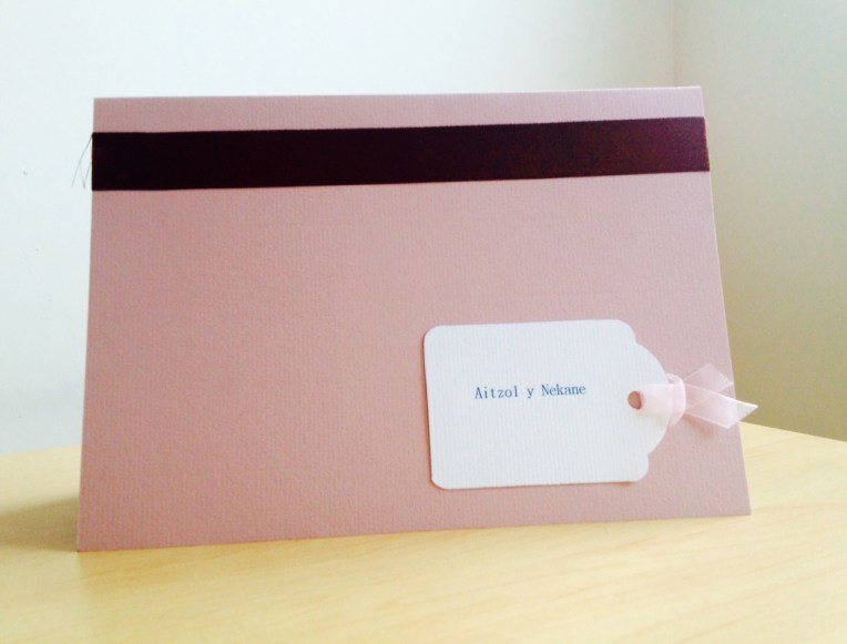 Tarjeta sin sobre con etiqueta y lazo